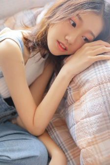 美女张开腿露出尿口与奶头